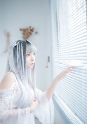 岳故意装睡让我挺进去观看在线